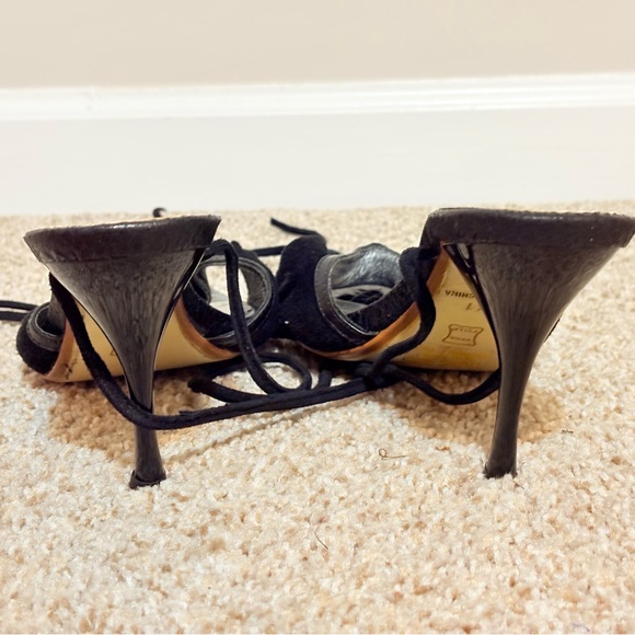 Black Heels with Fluffy Pom-Pom Decoration and Pointed Toe - Picture 5 of 8